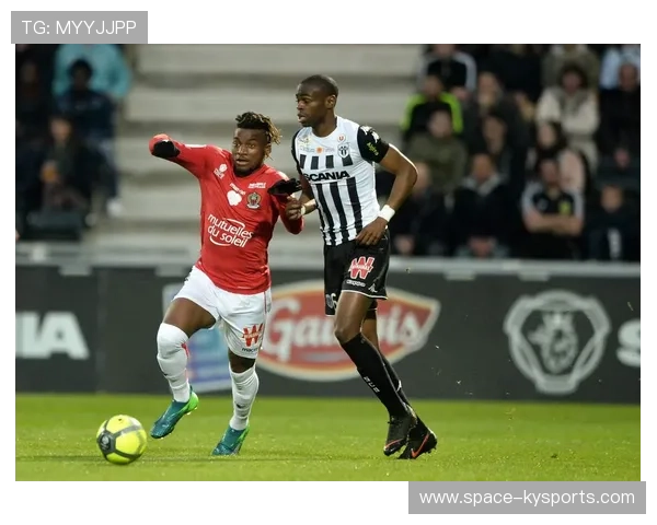 法国职业足球联赛因财务监管否决多笔交易，昂热曾因工资超标无法注册新援